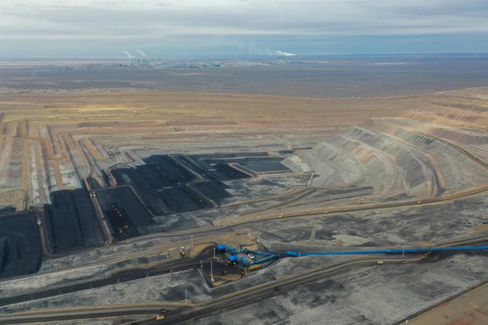 Archivo - URUMQI, Sept. 29, 2024  -- An aerial drone photo taken on Sept. 26, 2024 shows the operation site of the Zhundong open-pit coal mine of Xinjiang Zhundong Energy Co., Ltd of China Energy Group in northwest China's Xinjiang Uygur Autonomous Region