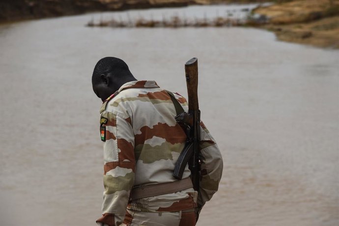 Archivo - October 10, 2019, Tilia, Tahoua, Niger: A soldier of the National Guard, a paramilitary corps of the Nigerien armed forces (FAN) during an escort mission in the department of Tilia, and the region of Tahoua. on 10 October 2019.