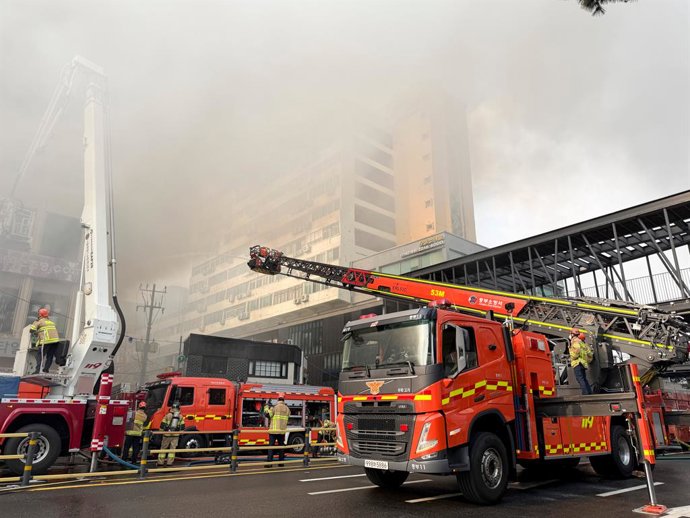 Archivo - SEOUL, May 28, 2025  -- This photo taken with a mobile phone shows firefighters working at a fire site in Seoul, South Korea, May 28, 2025. A fire broke out on Wednesday in an old commercial building in South Korea's capital Seoul, according to 