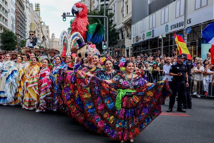 Archivo - Varias personas participan en la Cabalgata de la Hispanidad en Madrid, a 5 de Octubre de 2024, en Madrid (España)