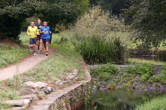 Archivo - Varias personas corren por un parque, a 21 de septiembre de 2024, en Lugo, Galicia (España). El otoño 2024 comienza en el hemisferio norte mañana, 22 de septiembre. Esta estación durará aproximadamente 89 días y 21 horas, terminando el 21 de dic
