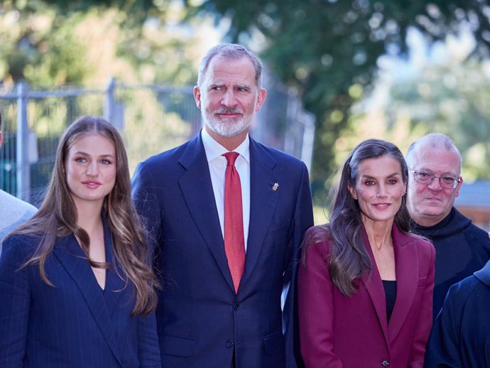 (E-D) A Princesa das Astúrias e Viana, Leonor; o Rei Felipe VI e a Rainha Letizia, durante sua visita ao Mosteiro de San Salvador de Leyre, em 26 de setembro de 2025, em Yesa, Navarra (Espanha). Essa é a primeira visita oficial de Leonor à Comunidade de N