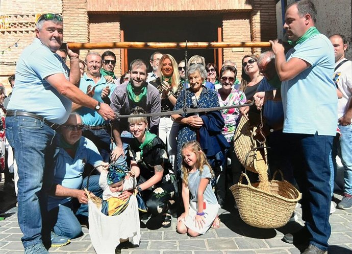 Pesaje de los niños de Lituénigo.