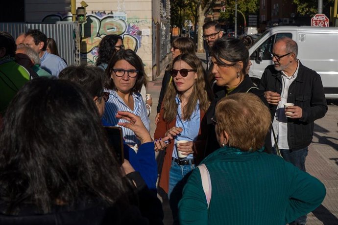 La portavoz de Más Madrid en la Asamblea, Manuela Bergerot,  visita a los vecinos afectados por la Línea 7B.