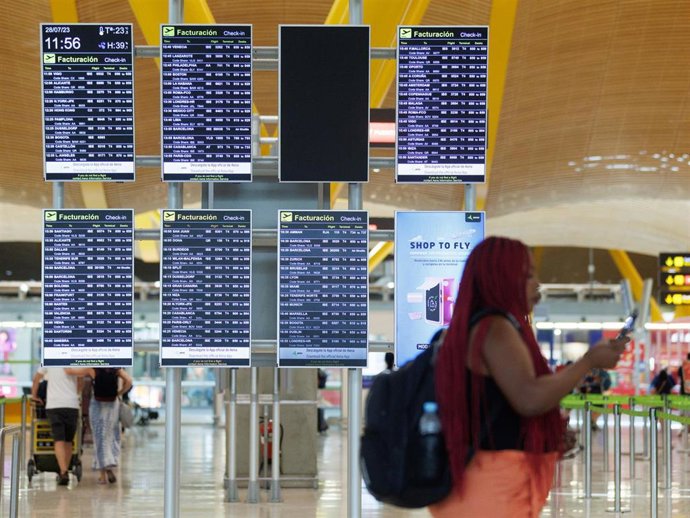 Archivo - Paneles de facturación de la Terminal T4 del Aeropuerto Adolfo Suárez-Madrid Barajas con motivo de la operación salida de inicios de agosto, a 28 de julio de 2023, en Madrid (España)