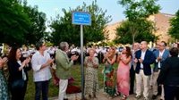 Sanz reconoce a Conchita Rivas con la rotulación de una plaza en Los Bermejales, en Sevilla