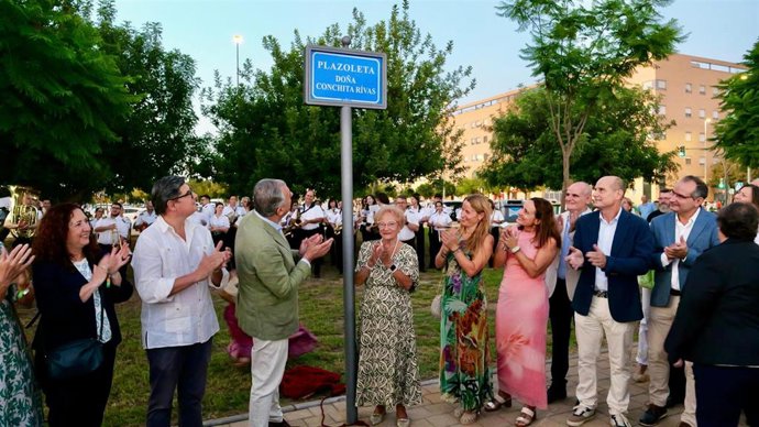 El alcalde de Sevilla, José Luis Sanz, presidiendo la rotulación de la plaza dedicada a 'Doña Conchita Rivas'.