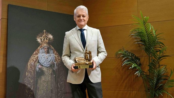 El director de Canal Sur Radio, Juan Miguel Vega, recibe el XIV Premio Periodístico Cofrade 'Carlos Schalatter'.