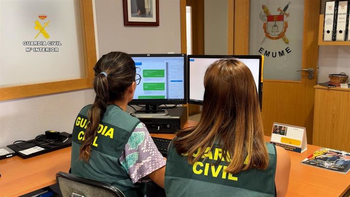Agentes de la Guardia Civil durante la operación Rocki II