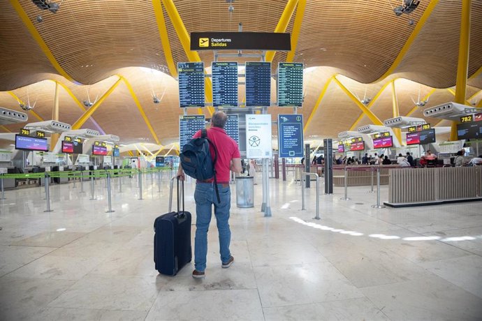 Archivo - Una persona con una maleta en la terminal 4 del aeropuerto Adolfo Suárez Madrid-Barajas
