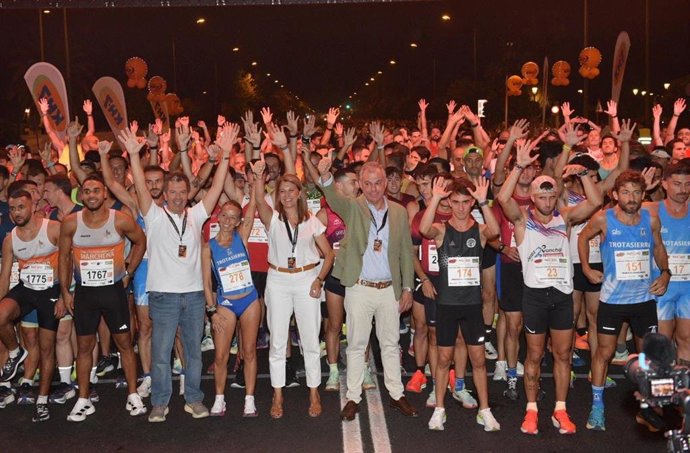 El alcalde de Sevilla, José Luis Sanz, en la salida de la Carrera Nocturna.