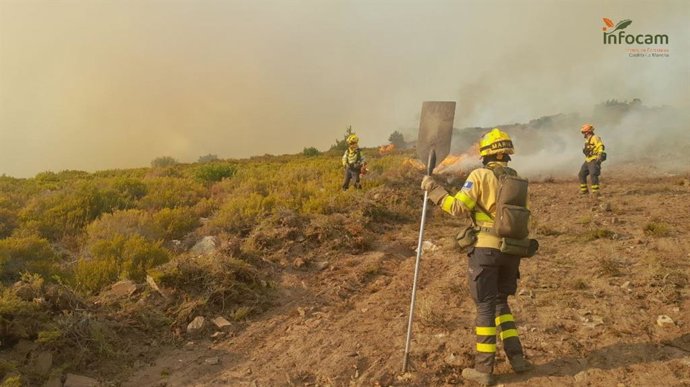 Efectivos del Infocam en la extinción del fuego de Peñalba de la Sierra.