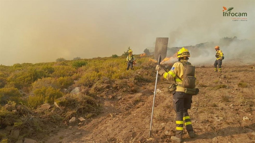 Efectivos del Infocam en la extinción del fuego de Peñalba de la Sierra.
