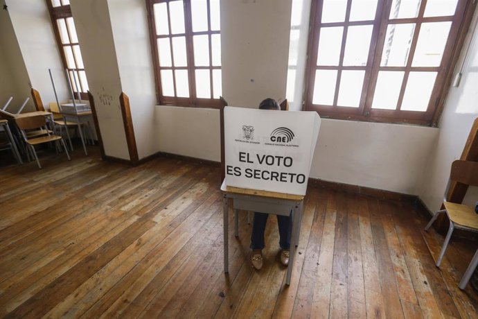 Archivo - Imagen de archivo de una mujer votando en Ecuador.