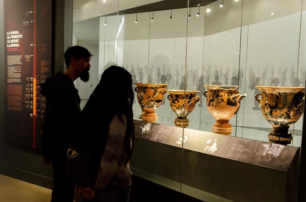 Archivo - Dos personas observan piezas expuestas en el Museo Íbero de Jaén.