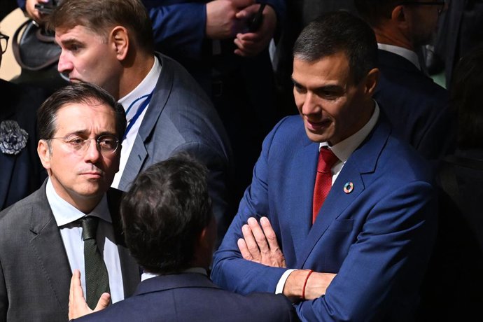 O Presidente do Governo, Pedro Sánchez (à direita), e o Ministro das Relações Exteriores, União Europeia e Cooperação (à esquerda) durante a sessão de abertura do Debate Geral da 80ª sessão da Assembleia Geral das Nações Unidas, em 23 de setembro.