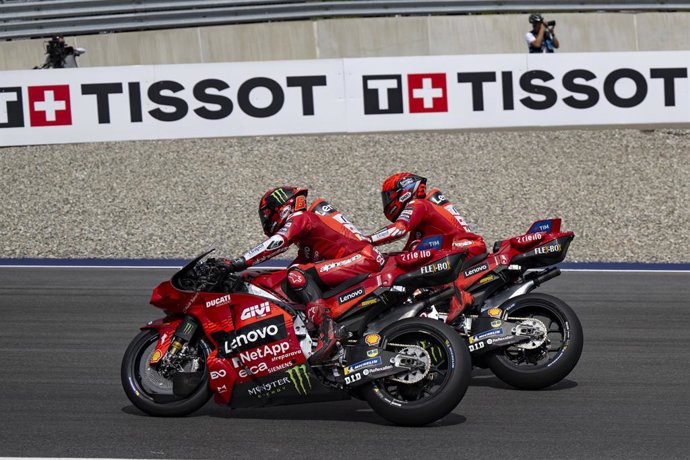 Archivo - 93 MARQUEZ Marc (spa), Ducati Lenovo Team, Ducati Desmosedici GP25, ação, ultrapassagem 63 BAGNAIA Francesco (ita), Ducati Lenovo Team, Ducati Desmosedici GP25 durante o 2025 MotoGP Bwin Grand Prix of Austria, no Red Bull Ring, de 1º de agosto