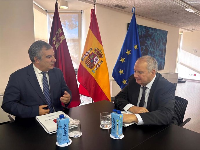 El consejero de Medio Ambiente, Universidades, Investigación y Mar Menor, Juan María Vázquez, durante la reunión mantenida con el ministro de Industria, Energía y Turismo, Jordi Hereu.