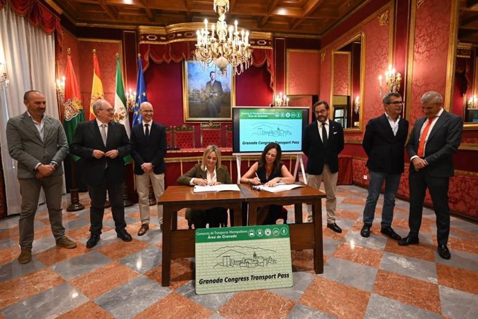 Imagen de la firma del acuerdo entre la alcaldesa de Granada, Marifrán Carazo, y la consejera de Fomento, Rocío Díaz, para propiciar el uso del transporte público entre los asistentes a congresos.
