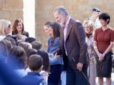 Foto: Letizia.- La princesa Leonor y los Reyes, con alumnos de Primaria en su visita al Palacio Real de Olite