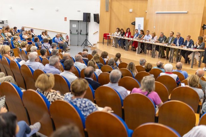 Encuentro con los representantes de todas las asociaciones de vecinos, colectivos de mayores y asociaciones de mujeres de Huelva en el centro social La Morana.