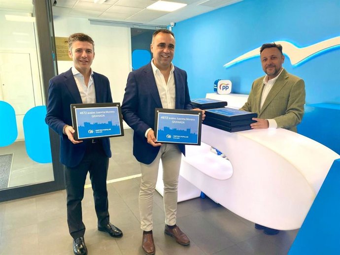 Francis Rodríguez (centro), durante la entrega de avales para Juanma Moreno.