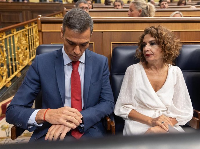 El presidente del Gobierno, Pedro Sánchez y la vicepresidenta primera y ministra de Hacienda, María Jesús Montero, durante una sesión de control al Gobierno en el Congreso de los Diputados, a 17 de septiembre de 2025, en Madrid (España). El presidente del