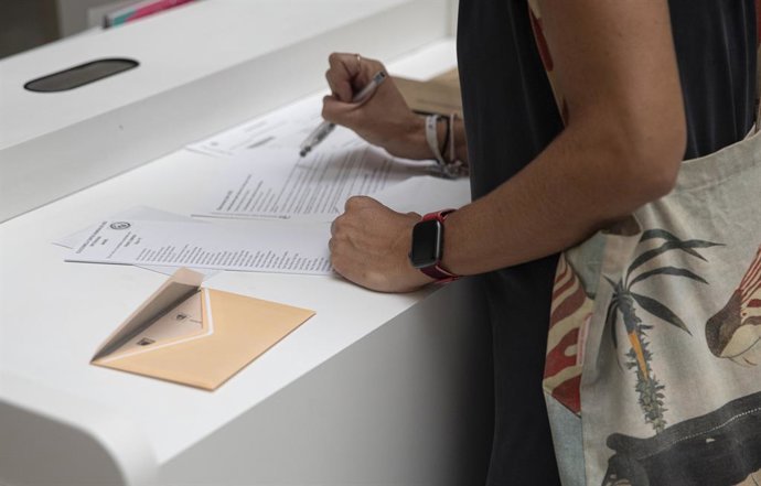 Archivo -  Una dona votant per correu en unes eleccions.