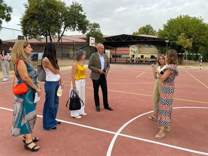 El delegado del Distrito Los Remedios, Manuel Alés, y la delegada de Educación y Edificios Municipales, Blanca Gastalver, visitando las pistas deportivas del colegio público Vara de Rey en el barrio de Tablada.
