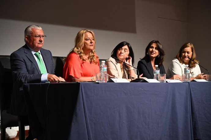 La delegada de Inclusión Social, Juventud, Familias e Igualdad de Jaén, Ángela Hidalgo, en unas jornadas sobre Alzheimer.