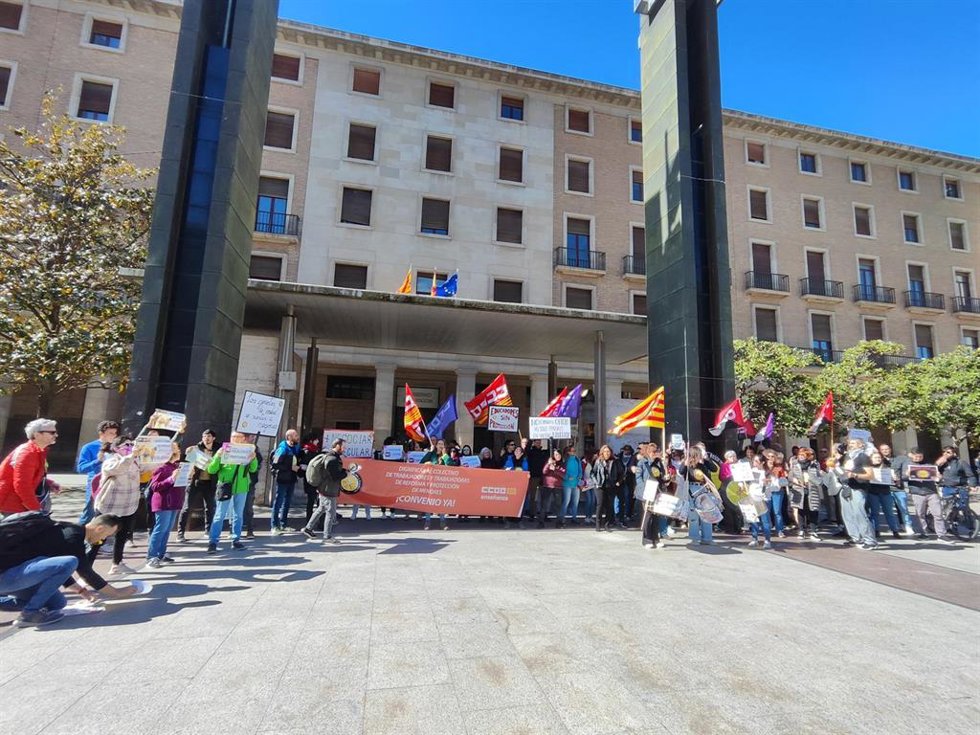 Archivo - Concentración de la Plataforma por un Convenio para los trabajadores de prevención, reforma y protección de menores en Aragón delante del IASS celebrada en 2024