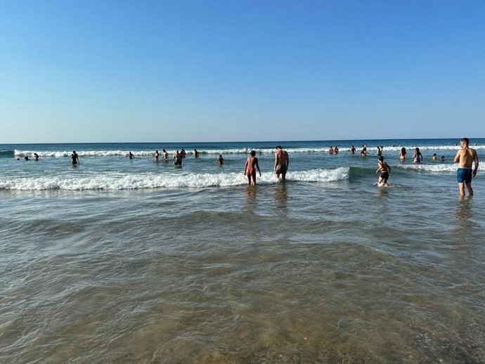 Archivo - Bañistas en la playa de Bakio (Bizkaia)