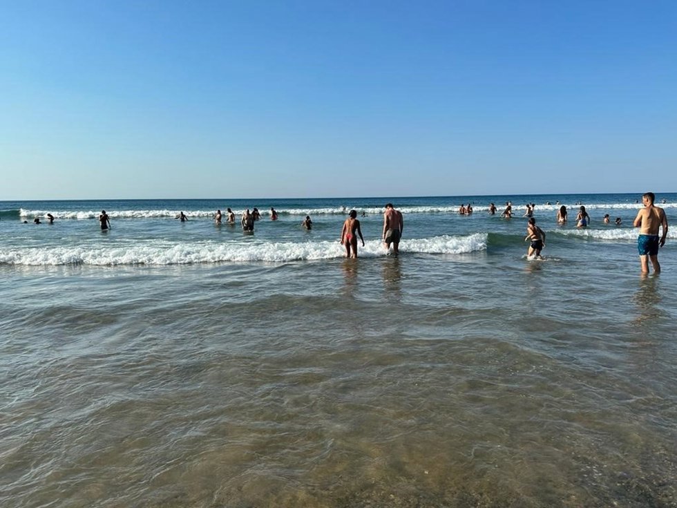 Archivo - Bañistas en la playa de Bakio (Bizkaia)