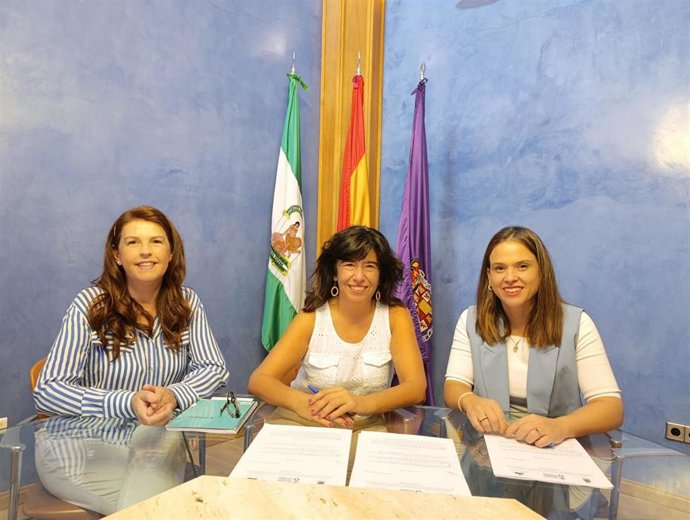 La concejala de Servicios Sociales, Ángeles Díaz de la Torre, junto a la delegada de Acción contra el Hambre en Andalucía y Extremadura, Isabel Soto.