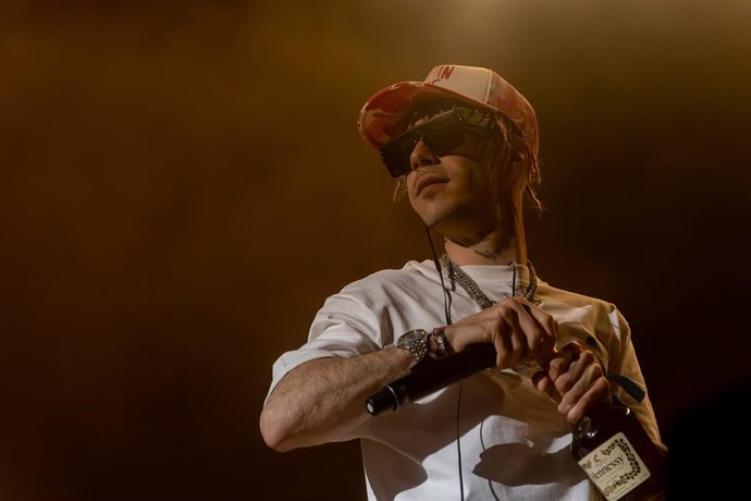 Archivo - El cantante Kidd Keo durante su concierto en el Movistar Arena, a 8 de mayo de 2025, en Madrid (España). Este concierto de Kidd Keo combina un despliegue audiovisual de pantallas gigantes, efectos especiales y escenografía. La setlist que presen