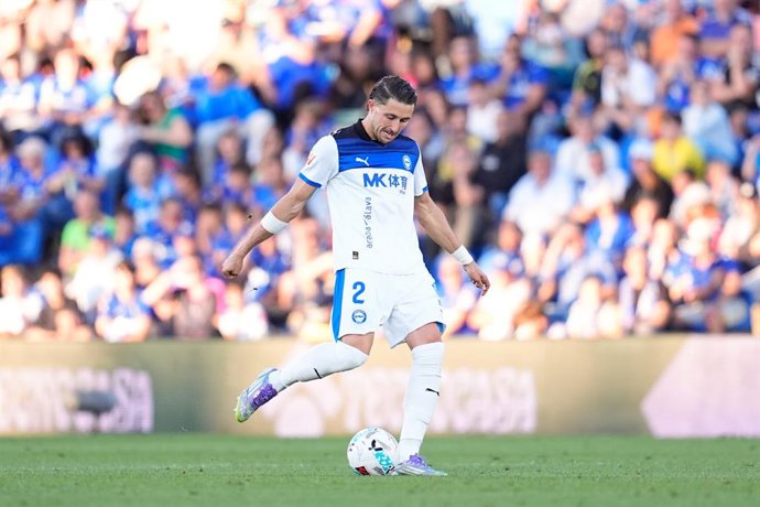 Facundo Garces of Deportivo Alaves in action during the Spanish League, LaLiga EA Sports, football match played between Getafe CF and Deportivo Alaves at Coliseum de Getafe stadium on September 24, 2025, in Getafe, Spain.