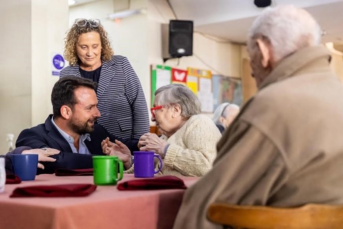 Álvaro Queipo, en una visita a una residencia en Argentina