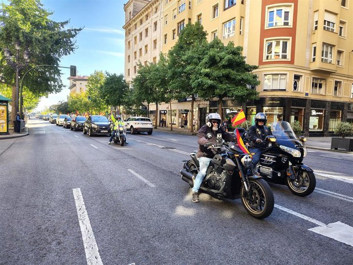 Una caravana de cerca de un centenar de vehículos recorre Santander para protestar contra la Zona de Bajas Emisiones