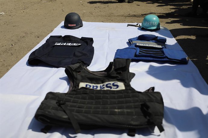 Archivo - Arquivo - 26 de agosto de 2025, Cidade de Gaza, Faixa de Gaza, Território Palestino: Manifestantes se reúnem em solidariedade aos jornalistas mortos por ataques israelenses na Faixa de Gaza, durante um protesto organizado pelo Sindicato de Jorna