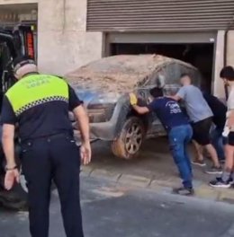 Extraen los vehículos que permanecían en un garaje afectado por la dana en Aldaia tras reparar el montacargas