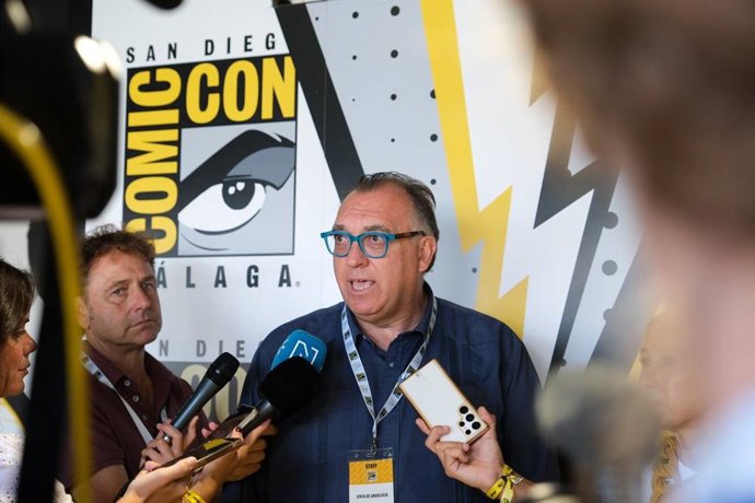 El consejero de Turismo y Andalucía Exterior de la Junta de Andalucía, Arturo Bernal, atiende a los periodistas en la visita en el Espacio Comic Con Andalucía, de la San Diego Comic-Con Málaga 2025.