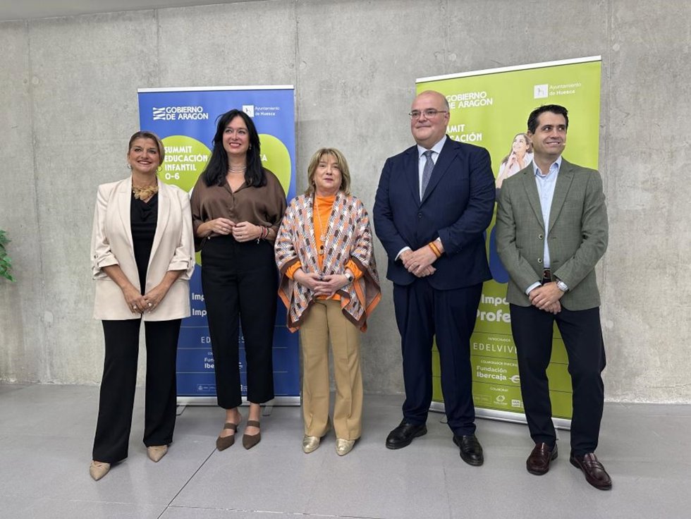 La consejera Tomasa Hernández, en el centro, junto a la alcaldesa de Huesca, Lorena Orduna, la experta en educación emocional Mar Romera, y  el Summit de Educación Infantil 0-6 'Very important people' celebrado en el Palacio de Congresos de Huesca.