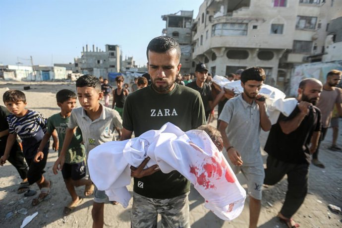 27 de setembro de 2025, Cidade de Gaza, Faixa de Gaza, Território Palestino: Palestinos carregam os corpos envoltos em mortalhas das pessoas que foram mortas em um ataque israelense à casa da família Bakr no campo de Al-Shati, que causou 7 mortes, na Cida