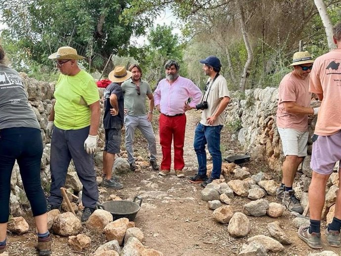 El vicepresidente segundo del Consell de Mallorca y conseller insular de Medio Ambiente, Medio Rural y Deportes, Pedro Bestard, asiste a la Jornada de Voluntariado de Piedra en Seco que se celebra este sábado en Raixa