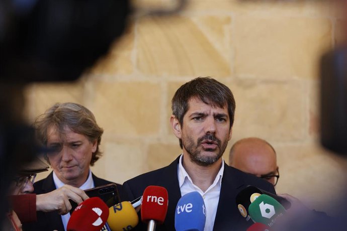 Archivo - El ministro de Cultura, Ernest Urtasun, atiende a los medios a su llegada a un acto en Soria