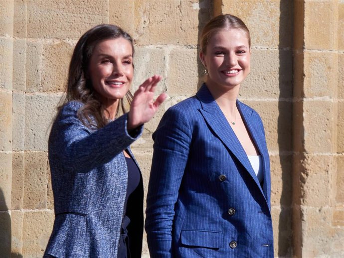 La Reina Letizia y la princesa de Asturias y Viana, Leonor, durante su visita al Castillo de Olite, a 27 de septiembre de 2025, en Olite, Navarra (España).