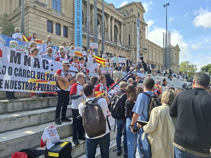 Concetrados por la Plataforma 'Sijena Sí' este sábado frente a las puertas del MNAC este sñabado en Barcelona para reclamar el cumplimiento de la sentencia que obliga a la devolución de las pinturas murales de Sijena.