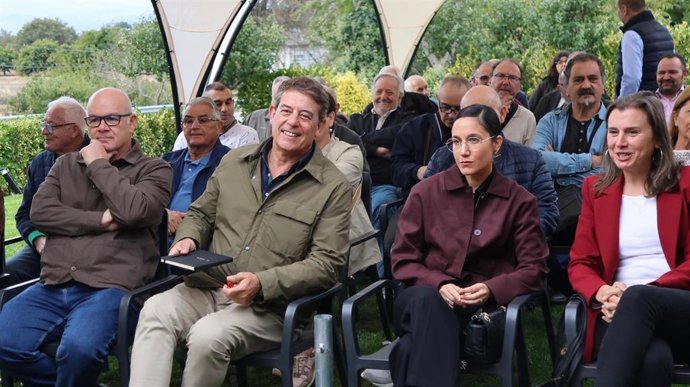 El secretario xeral del PSdeG, José Ramón Gómez Besteiro, en los 'Diálogos con raíz' organizados por su formación en Riós (Ourense) sobre los incendios forestales