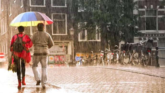 Archivo - La Aemet lanza un aviso especial de lluvias fuertes y granizo por los restos del 'Gabrielle' en gran parte de España.