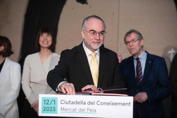 Archivo - El director de Fundació Pasqual Maragall, Arcadi Navarro, en la firma del protocolo para la estrategia Ciutadella del Coneixement, a 12 de enero de 2023, en Barcelona, Catalunya (España). La Ciutadella del Coneixement es un proyecto científico y